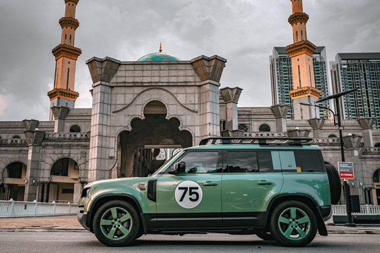 Cung cấp sức mạnh cho Defender 75th Limited Edition là máy xăng I6 tăng áp công suất 3.0L, cho công suất xấp xỉ 400 mã lực cùng mô-men xoắn 550 Nm, kết hợp hộp số tự động 8 cấp và hệ dẫn động 4 bánh.