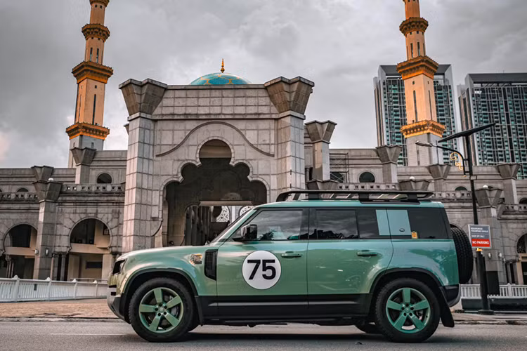 Cung cấp sức mạnh cho Defender 75th Limited Edition là máy xăng I6 tăng áp công suất 3.0L, cho công suất xấp xỉ 400 mã lực cùng mô-men xoắn 550 Nm, kết hợp hộp số tự động 8 cấp và hệ dẫn động 4 bánh.