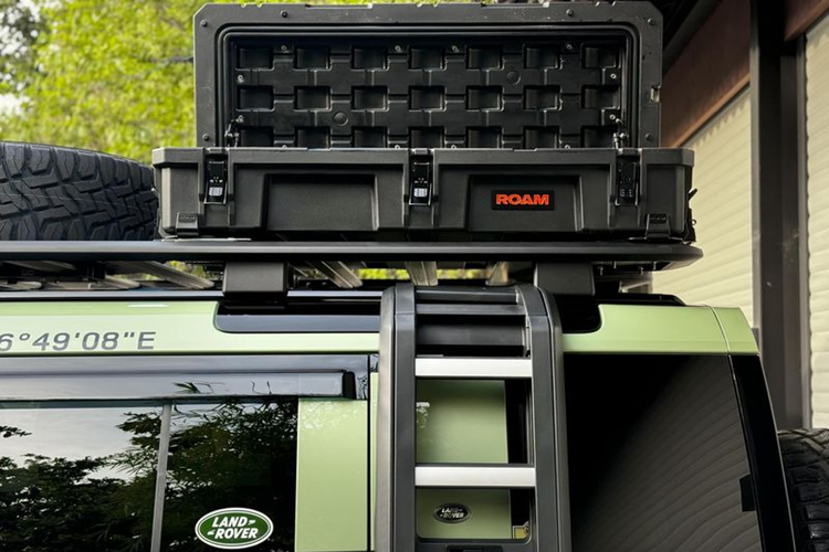 Chiếc Land Rover Defender 75th Limited Edition này sở hữu thiết kế ngoại thất độc quyền đi cùng màu sơn xanh lá Grasmere mang tính biểu tượng, mâm xe hợp kim 20 inch và các chi tiết trang trí nội thất cũng được sơn cùng màu tương ứng. Logo 75 năm khắc laser được bố trí ở đuôi và bảng táp-lô bên trong.