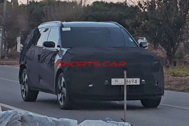 Mẫu xe SUV Kia Seltos 2025 dự kiến sẽ được xây dựng dựa trên nền tảng kỹ thuật cải tiến từ khung gầm cũ (SP2 lên SP3), điều này không chỉ giúp tăng cường độ an toàn mà còn là nền tảng để hỗ trợ hệ thống điện hóa.