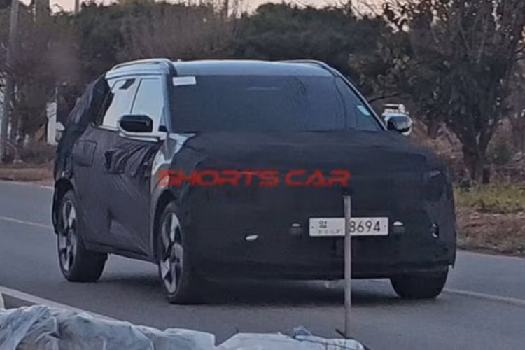 Mẫu xe SUV Kia Seltos 2025 dự kiến sẽ được xây dựng dựa trên nền tảng kỹ thuật cải tiến từ khung gầm cũ (SP2 lên SP3), điều này không chỉ giúp tăng cường độ an toàn mà còn là nền tảng để hỗ trợ hệ thống điện hóa.