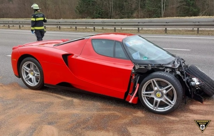 Ferrari Enzo nat dau do nhan vien dai ly lai thu gay tai nan
