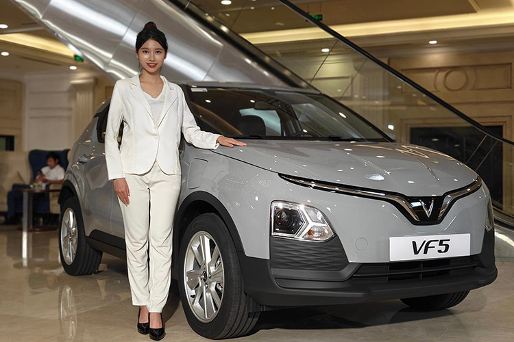 Về chi phí vận hành, khách hàng có thể thuê pin để tối ưu chi phí ban đầu theo 3 mốc tương ứng với quãng đường di chuyển trong tháng, từ 1,2 triệu đồng/tháng (đi dưới 1.500 km); 1,6 triệu đồng/tháng (từ 1.500 km đến 3.000 km); và 2,7 triệu đồng/tháng (từ 3.000 km trở lên).