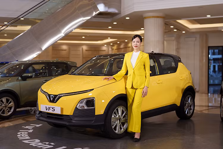 Cảnh báo điểm mù, cảnh báo giao thông phía sau, trợ lý ảo tiếng Việt điều khiển bằng giọng nói… Xe được bảo hành 7 năm hoặc 160.000 km (tùy điều kiện nào đến trước). Đối với xe kèm pin, VinFast áp dụng chính sách bảo hành 8 năm và không giới hạn kilomet với bộ phận này.