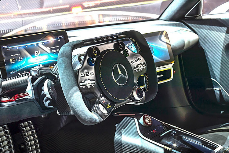 Tương tự như các mẫu xe đua Công thức 1, khung gầm của Mercedes-AMG One được thiết kế liền khối nhằm tăng khả năng chịu lực. Tấm che khoang động cơ bằng sợi carbon có thể tháo rời được, tích hợp công nghệ thiết kế khe gió NACA đặc trưng của ngành hàng không. Hệ thống treo có 3 chế độ tùy chỉnh là Comfort, Sport hoặc Sport +.