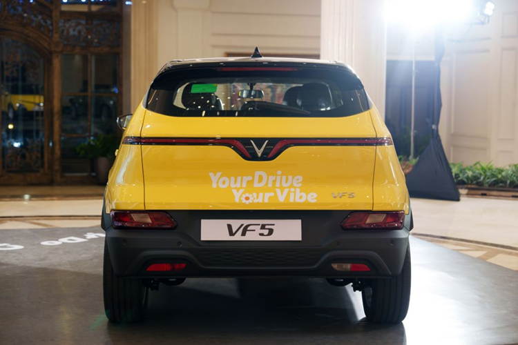 Ngoài ra, chủ sở hữu xe VF5 còn được ưu tiên đỗ tại mọi địa điểm thuộc hệ sinh thái Vingroup (đến hết 01/07/2026); được sạc pin miễn phí tại các trạm sạc V-GREEN (đến hết 01/07/2025). Riêng cư dân Vinhomes sở hữu VF5 Plus sẽ có đặc quyền gửi xe và sạc điện miễn phí ở các bãi đỗ của Vinhomes trong vòng 2 năm tới.