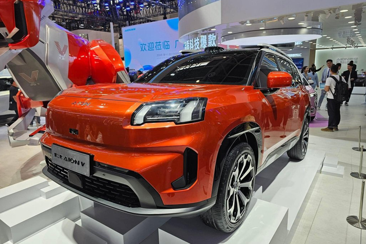 Đồng thời, ghế chính và ghế phụ được trang bị chức năng massage 8 điểm, bao phủ toàn bộ phần lưng dưới cũng có 3 cường độ và 5 chế độ nhằm nâng cao sự thoải mái khi lái xe. Ghế phụ có thể ngã thẳng ra như 1 chiếc giường.