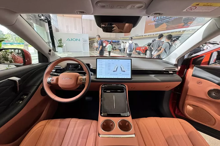 Đồng thời, AION V thế hệ thứ hai còn sử dụng khe hút gió dạng dải hẹp tương tự hình chữ nhật bo tròn nhằm tăng tính thể thao cho xe.