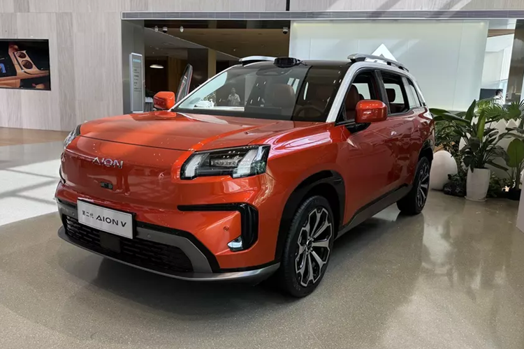 Chiếc xe GAC Aion V 2024 chạy điện được xây dựng trên nền tảng điện thuần AEP, áp dụng ý tưởng thiết kế mới và tập trung vào việc lái xe thông minh. Điều đáng nói là mẫu xe Aion V 2024 được trưng bày sớm hơn 1 tháng, so với dự kiến sẽ ra mắt vào cuối tháng 7.