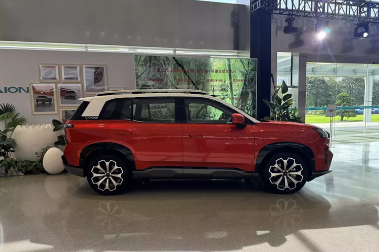 Thiết kế kiểu dáng của AION V thế hệ thứ hai được hãng xe Trung Quốc tiết lộ lấy cảm hứng từ loài vật khủng long bạo chúa Tyrannosaurus rex, với những đường nét cứng cáp và đặc điểm hình chữ nhật, đồng thời tô điểm cho toàn bộ thiết kế xe bằng các yếu tố vuốt để tạo ra một bản sắc tổng thể cao hơn.