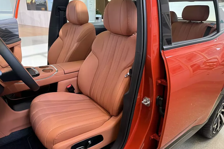 Nhìn từ bên hông thân xe, AION V thế hệ mới sử dụng các đường gân bánh xe hơi nhô cao ở phía trước và phía sau, kết hợp với tấm ốp bảo vệ chống trầy tối màu và tạo hình vành xe kiểu mới nhằm tôn lên vẻ cơ bắp cho xe.