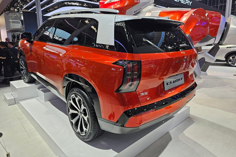 Ngoài ra, GAC Aion V thế hệ thứ hai còn được trang bị tủ lạnh trên xe (máy nén độc lập, đạt -15° đến 50°), xả ngoài 7kW, 9 loa, rèm che nắng chỉnh điện, cửa sổ trời toàn cản, và sau cùng là trợ lý AI đánh thức bằng giọng nói, 5 radar sóng milimet, 11 camera độ phân giải cao, nắp đậy trạng thái rắn và chip NVIDIA Orin-X.