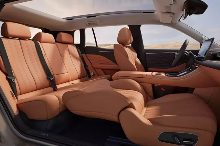 Được định vị là một chiếc SUV nhỏ gọn, Aion V thế hệ thứ hai có kích thước lần lượt bao gồm là chiều dài, chiều rộng và chiều cao là 4.605 mm x 1.854 (1876) mm x 1.660 (1686) mm, và chiều dài cơ sở của xe đạt mức 2.775 mm. Xe có ba thông số lốp là 215/55 đi kèm bánh 18 inch, 225/45 và 225/45 cùng bánh 19 inch.