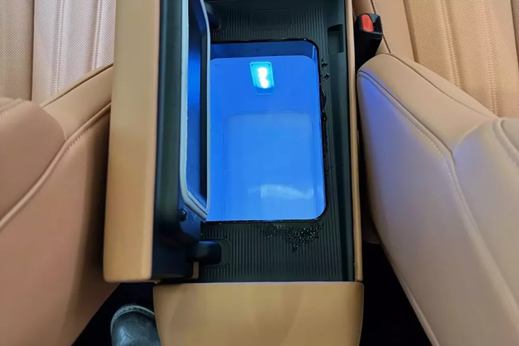 Về nội thất, AION V thế hệ thứ hai sử dụng vô lăng đa chức năng 2 chấu kép, đồng hồ LCD sọc hẹp và màn hình điều khiển trung tâm treo kích thước lớn đầy đủ công nghệ.