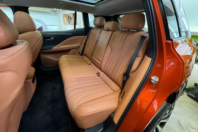 Chưa dừng lại ở đó, xe còn sử dụng tay nắm cửa ẩn và thiết kế mui xe hai màu giúp tăng thêm vẻ thời trang cho xe. Ở phía sau, xe mới sử dụng bộ đèn hậu nằm dọc, kết hợp với cánh lướt gió cỡ lớn phía trên và logo chữ Aion ở chính giữa, giúp tăng đáng kể khả năng nhận diện cho xe.