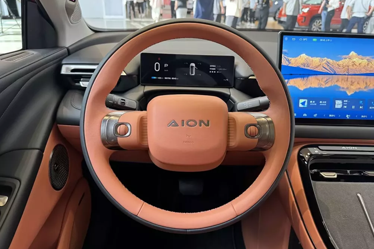 Về công suất, tùy theo cấu hình, xe mới cung cấp hai loại động cơ dẫn động công suất cao và thấp lần lượt là 150 kW và 165 kW, đồng thời còn được trang bị pin lithium iron phosphate.