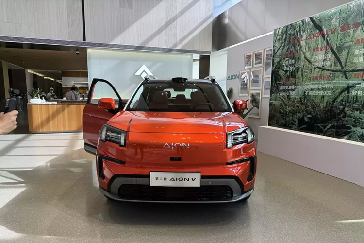 Vào ngày 20/6/2024, Aion, thương hiệu con của GAC, đã chính thức cho trưng bày chiếc SUV nhỏ gọn của mình, mẫu xe GAC Aion V thế hệ mới. Đây cũng là mẫu toàn cầu đầu tiên của GAC Aion sử dụng mẫu logo Aion để hướng tới thị trường quốc tế.