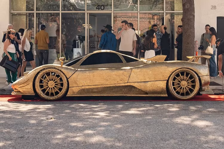 Rõ ràng, nghệ sĩ và chủ sở hữu của chiếc xe đặc biệt này là những người hâm mộ lớn của cầu thủ bóng đá huyền thoại người Argentina. Nhiều đồng xu đã phải uốn cong để bắt chước một số đường cong và các yếu tố thiết kế của Zonda.