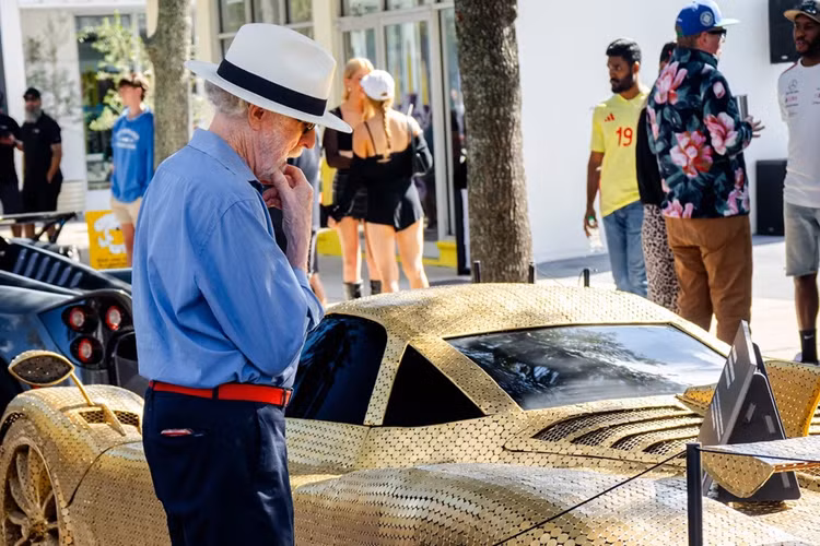 Từng bộ phận riêng lẻ của một chiếc Pagani Zonda dát đồng tiền vàng thật đã được sao chép và hàn lại với nhau. Tổng cộng, có hơn 100.000 đồng tiền và nửa triệu điểm hàn. Một số đồng tiền ở phía trước đã được sơn đen và sắp xếp để tạo thành chân dung của Lionel Messi.