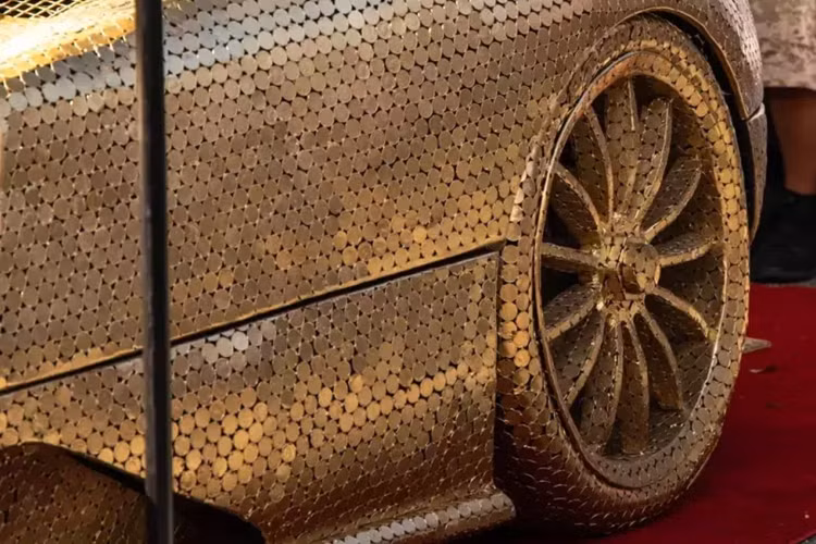 Tác phẩm đáng chú ý này là của nghệ sĩ người Uruguay Joaquin Arbiza và là bản sao kích thước thật của chiếc Pagani Zonda F được làm hoàn toàn từ đồng peso Uruguay.