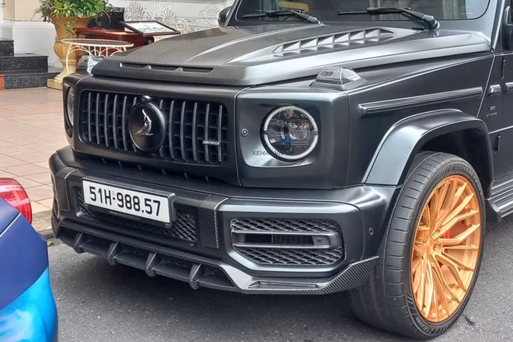 Khi mẫu xe này dẫn trở nên phổ biến hơn, một số đại gia Việt đã tìm đến các gói độ ngoại thất nhằm tạo sự khác biệt. Chiếc Mercedes-AMG G63 độ bodykit TopCar trong bài viết này của một đại gia Sài Gòn – bản độ của thương hiệu chuyên nâng cấp xe nổi tiếng đến từ nước Nga.