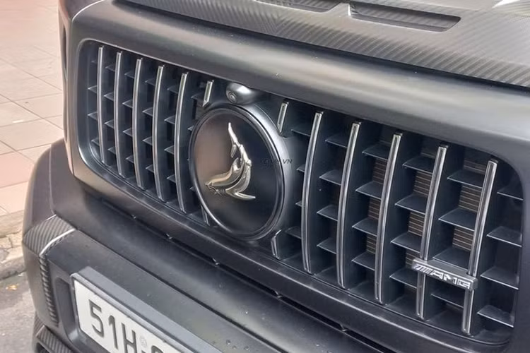 Với gói độ này, chiếc SUV mang thương hiệu Đức không chỉ trở nên hầm hố, mạnh mẽ ở mà còn sở hữu những đường cắt xẻ khí động học đậm chất thể thao. Cản trước được chia làm ba khe hút gió cỡ lớn có tạo hình chữ ‘A’, các khe gió ở hai bên có sự xuất hiện của dải đèn LED định vị và phía dưới được bổ sung thêm một líp gió hầm hố.