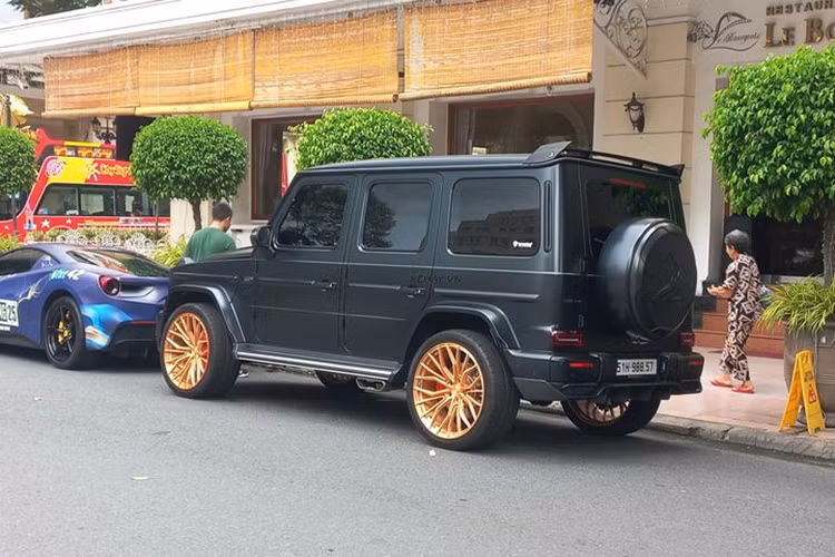 Sức mạnh được truyền tới cả 4 bánh thông qua hộp số tự động AMG Speedshift Plus 9 cấp, nhờ đó, chiếc SUV địa hình hạng sang Mercedes-AMG G63 có thể tăng tốc từ vị trí xuất phát lên 100 km/h trong thời gian 4,5 giây trước khi đạt vận tốc tối đa 220 km/h.