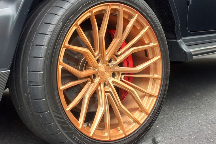 Trong khi đó, cản sau của TopCar được bổ sung hai khe thoát khí và một bộ khuếch tán khí động học. Hộp đựng bánh xe nguyên bản cũng được thay thế bằng loại mới, với logo hình con cá mập của hãng độ.