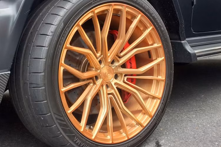 Trong khi đó, cản sau của TopCar được bổ sung hai khe thoát khí và một bộ khuếch tán khí động học. Hộp đựng bánh xe nguyên bản cũng được thay thế bằng loại mới, với logo hình con cá mập của hãng độ.