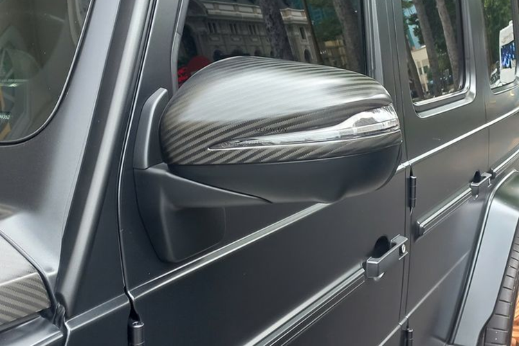 Khu vực phần đầu xe còn được trang bị ốp đèn pha mới, logo hình cá mập của TopCar trên lưới tản nhiệt và một chiếc nắp ca-pô hoàn toàn mới. Một số chi tiết khác như ốp gương chiếu hậu, cánh gió trên nóc xe, thanh ốp đuôi xe,… đều được làm từ carbon và sợi kevlar.