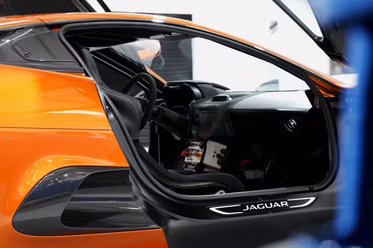 Trước đó, có vẻ như Jaguar đã huỷ bỏ việc đưa C-X75 trở thành bản thương mại khi họ chế tạo xong bản thử nghiệm. Siêu xe Jaguar C-X75 bản thương mại được Callum phục chế và nâng cấp từ 1 trong 4 xe đóng thế từng xuất hiện trong bộ phim Spectre năm 2015.