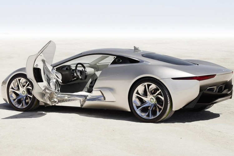 Để đáp ứng các tiêu chuẩn hợp pháp chiếc xe trên đường, Callum đã phải thực hiện hàng trăm thay đổi, nâng cấp có thể kể đến như bộ lọc khí thải, ECU động cơ được tinh chỉnh, ống xả được làm lại… Ngoài ra, phần thân xe đã được sơn mới và những khoảng hở trên thân xe cũng được lạp hẹp lại.