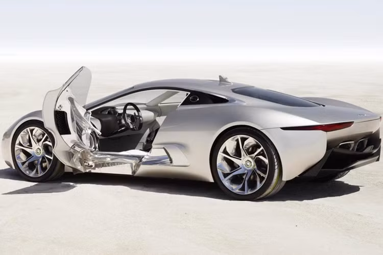 Để đáp ứng các tiêu chuẩn hợp pháp chiếc xe trên đường, Callum đã phải thực hiện hàng trăm thay đổi, nâng cấp có thể kể đến như bộ lọc khí thải, ECU động cơ được tinh chỉnh, ống xả được làm lại… Ngoài ra, phần thân xe đã được sơn mới và những khoảng hở trên thân xe cũng được lạp hẹp lại.