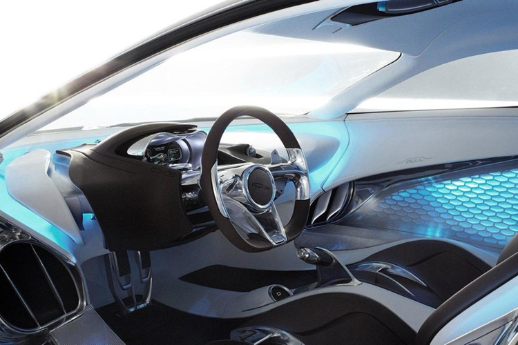 Gương chiếu hậu có tích hợp đèn báo rẽ (phiên bản trong phim là gương giả). Sau khi ra mắt, Jaguar từng có ý định thực hiện C-X75 thương mại với 4 động cơ điện, mỗi động cơ có công suất 195 mã lực. Đồng thời hai tua-bin chạy bằng khí nén, dầu, nhiên liệu sinh học hoặc bộ pin có thể sạc.