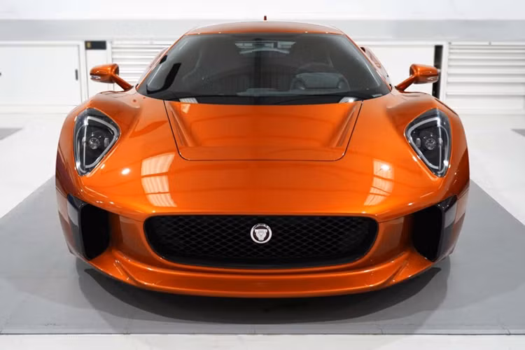 Dù không phải xe thương mại nhưng siêu phẩm Jaguar C-X75 vẫn thu hút sự quan tâm của nhiều nhà sưu tập và vào tháng 11/2019 chiếc xe có số khung #001 đã được lên sàn đấu giá. Mới đây, công ty Callum của nhà thiết kế Ian Callum sẽ biến đổi 1 trong số 4 xe Jaguar C-X75 trở thành siêu xe thương mại, đáp ứng các điều kiện để lưu thông trên đường.