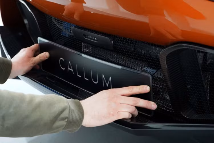 Ian Callum cũng chính là người chỉ đạo nhóm thiết kế cho mẫu concept C-X75 đầu tiên, trong khi Williams Advanced Engineering chế tạo những chiếc xe đóng thế cho bộ phim. Theo kế hoạch C-X75 sẽ trang bị động cơ hybrid nhưng sau đó Jaguar đã sử dụng động cơ V8 siêu nạp dung tích 5.0, công suất 492 mã lực.