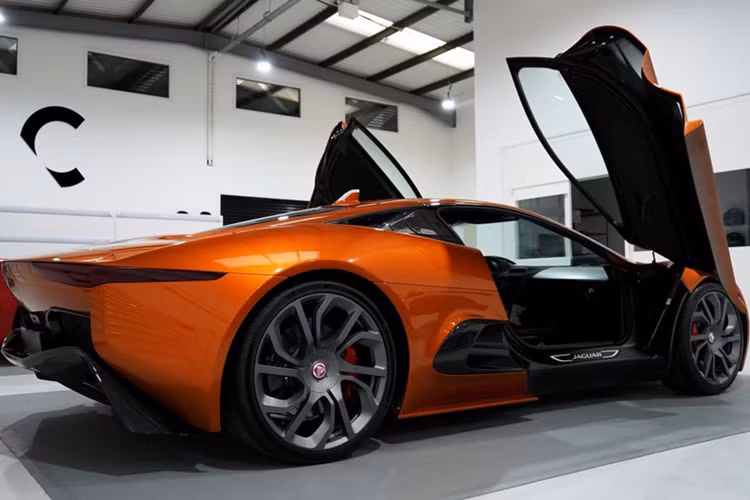 Tổng công suất đạt 850 mã lực nhưng rồi dự án này đã bị Jaguar loại bỏ. Chưa rõ bản thương mại của siêu xe Jaguar C-X75 sẽ có sức mạnh thế nào, tất cả đều trông chờ vào buổi ra mắt công chúng trong sự kiện Bicester Heritage Scramble diễn ra vào ngày 21/4.