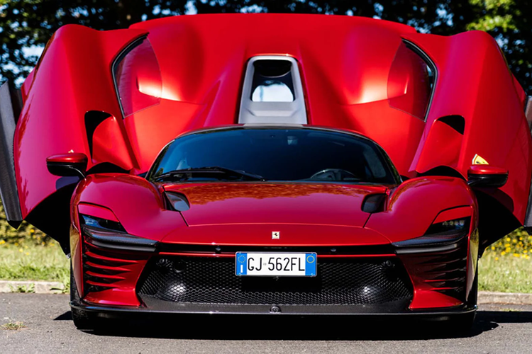 Ở phần đầu xe Daytona SP3 được hãng xe Ferrari trang bị bộ chia gió và cản trước rất ấn tượng gợi nhớ về 330 P4 của năm 1967 nhưng đã được tinh chỉnh lại với mũi xe thấp hơn, chắn bùn được làm rộng ra.