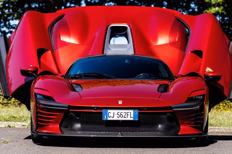 Ở phần đầu xe Daytona SP3 được hãng xe Ferrari trang bị bộ chia gió và cản trước rất ấn tượng gợi nhớ về 330 P4 của năm 1967 nhưng đã được tinh chỉnh lại với mũi xe thấp hơn, chắn bùn được làm rộng ra.