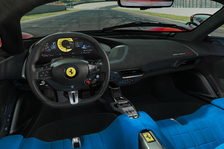 Đèn pha LED có cấu trúc phức tạp và cơ chế bật lên, tấm chắn có thể đóng mở và còn có các đường lướt gió ngang khá thể thao. Giống với LaFerrari, SP3 sử dụng cửa mở cánh bướm với các khe thoát khi ấn tượng, kính chắn gió thiết kế hình vòm.