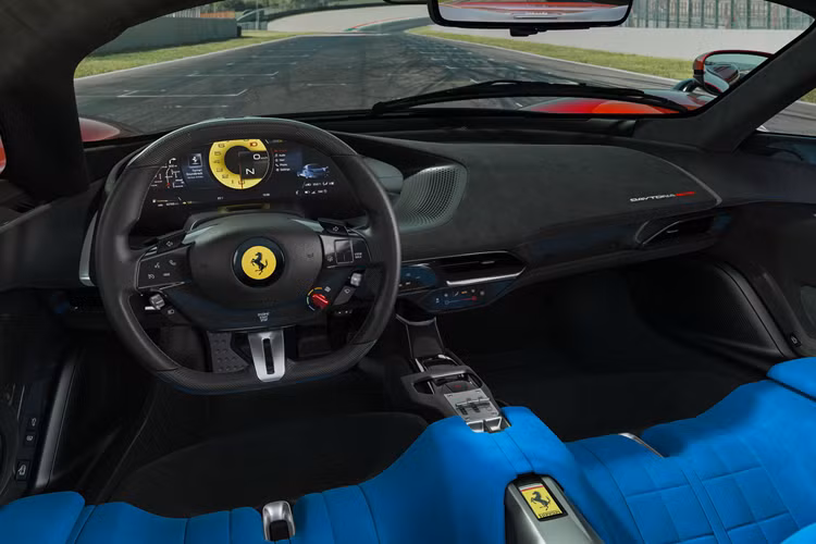 Đèn pha LED có cấu trúc phức tạp và cơ chế bật lên, tấm chắn có thể đóng mở và còn có các đường lướt gió ngang khá thể thao. Giống với LaFerrari, SP3 sử dụng cửa mở cánh bướm với các khe thoát khi ấn tượng, kính chắn gió thiết kế hình vòm.