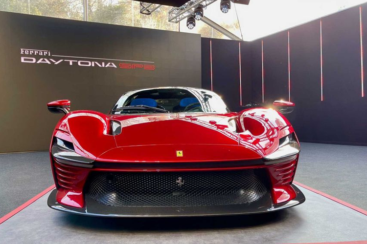 Phần đuôi xe Ferrari Daytona SP3 gây ấn tượng với thiết kế gần giống một chiếc xe concept dải đèn LED nằm ngang tích hợp đèn hậu, cánh gió có thể đóng mở theo tốc độ và phía dưới có các bộ khuếch tán gió làm bằng sợi carbon. 2 ống xả hình thang được đặt trên cao đủ sức hấp dẫn sẽ mang tới âm thanh dữ đội của động cơ V12.