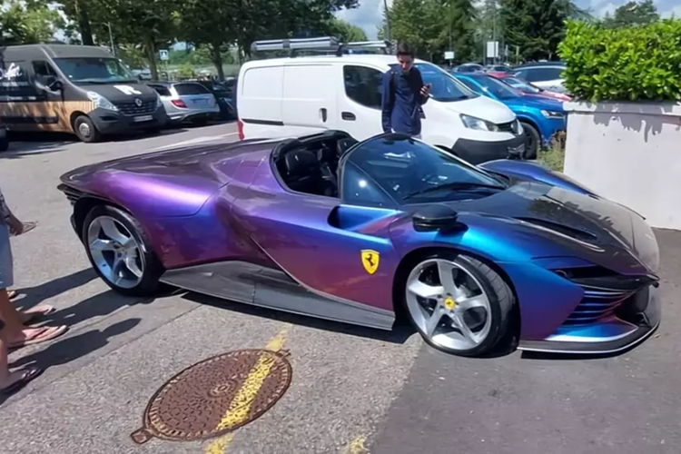 Với bộ sưu tập siêu xe Ferrari gần 40 chiếc, ông Đặng Lê Nguyên Vũ có vẻ như đang rất khao khát để sở hữu 1 chiếc xe bản giới hạn của "ngựa chồm", và cái tên có thể làm cho Chủ tịch Trung Nguyên có nhiều cảm xúc nhất chính là Ferrari Daytona SP3 mui trần.