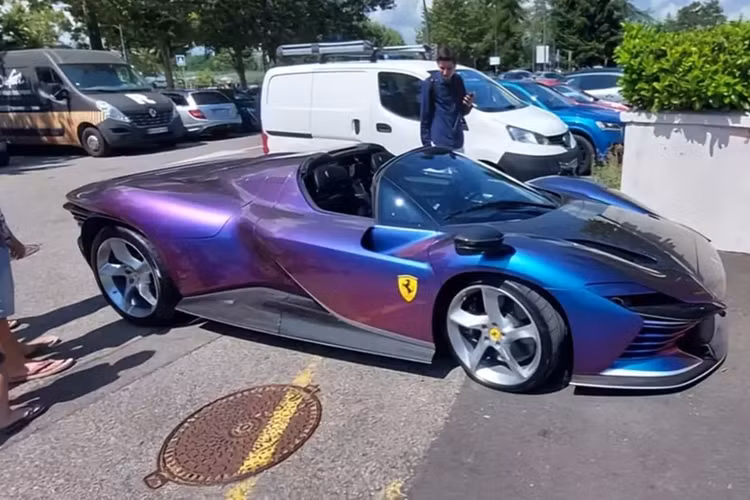 Với bộ sưu tập siêu xe Ferrari gần 40 chiếc, ông Đặng Lê Nguyên Vũ có vẻ như đang rất khao khát để sở hữu 1 chiếc xe bản giới hạn của "ngựa chồm", và cái tên có thể làm cho Chủ tịch Trung Nguyên có nhiều cảm xúc nhất chính là Ferrari Daytona SP3 mui trần.