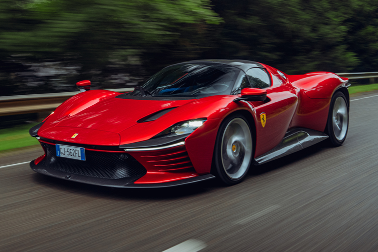 Trong đó, 499 khách hàng mua xe Ferrari Monza được đặt cách có vé mời đầu tiên và các nhà sưu tập này tất nhiên không thể từ chối, 100 suất còn lại dành cho các chủ nhân bộ sưu tập Ferrari nổi tiếng trên toàn cầu và Qua Vũ mong muốn sở hữu Ferrari Daytona SP3.