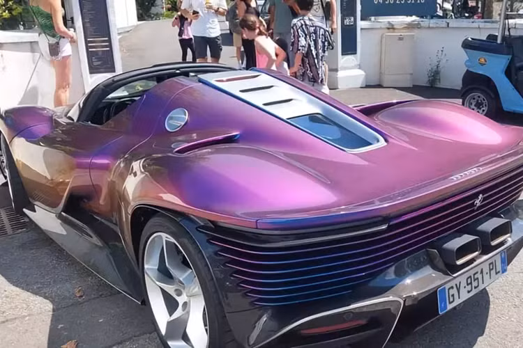 Trong tổng số 599 chiếcn siêu xe Ferrari Daytona SP3 được sản xuất cùng mức giá chưa thuế là 2,3 triệu đô la, màu sơn tán sắc như xe trong bài viết này là lần đầu tiên bị bắt gặp. Bộ áo này có giá rất đắt đỏ, và không phải ai cũng chịu chơi để khoác lên mình 1 chiếc Ferrari mang màu này.