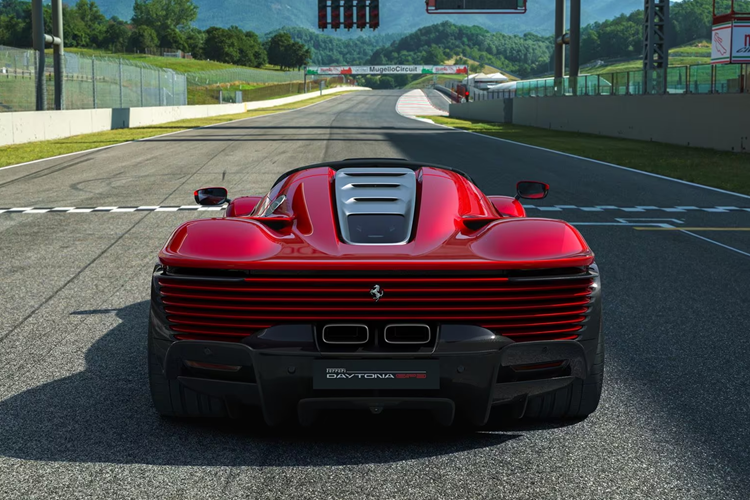 Nội công của xe Daytona SP3 sẽ được truyền tới hệ dẫn động cầu sau và hộp số ly hợp kép 8 cấp F1 với sự hỗ trợ của bộ vi sai chống trượt, nhờ đó, siêu phẩm hypercar mới nhất của nhà Ferrari tăng tốc từ vị trí xuất phát 100 km/h chỉ trong thời gian 2,85 giây.