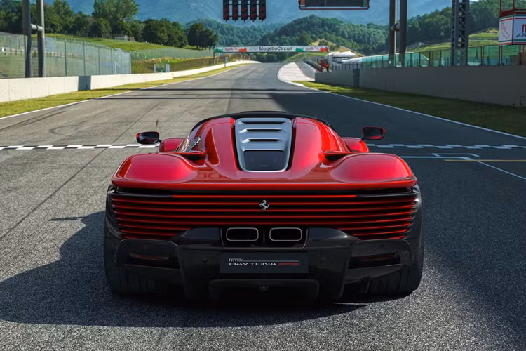 Nội công của xe Daytona SP3 sẽ được truyền tới hệ dẫn động cầu sau và hộp số ly hợp kép 8 cấp F1 với sự hỗ trợ của bộ vi sai chống trượt, nhờ đó, siêu phẩm hypercar mới nhất của nhà Ferrari tăng tốc từ vị trí xuất phát 100 km/h chỉ trong thời gian 2,85 giây.