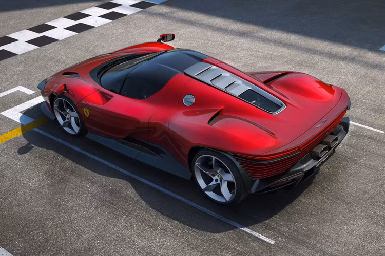 Ngoài ra, bộ la-zăng 5 chấu đi kèm lốp Pirelli P Zero Corsa được phát triển riêng cho Daytona SP3. Siêu xe triệu đô Ferrari Daytona SP3 được trang bị khối động cơ V12, dung tích 6.5 lít, hút khí tự nhiên, bơm ra công suất tối đa 829 mã lực và mô-men xoắn cực đại 697 Nm.