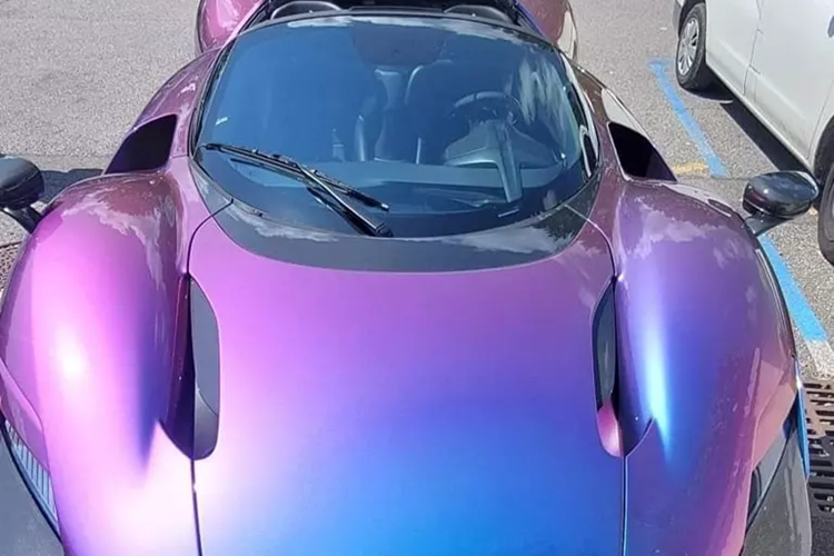 Màu sắc này chuyển hóa giữa xanh nước biển và tím, cùng với đó là vô số chi tiết bằng carbon. Được biết là, hãng siêu xe Ferrari chỉ sản xuất giới hạn 599 chiếc Daytona SP3 trên toàn thế giới